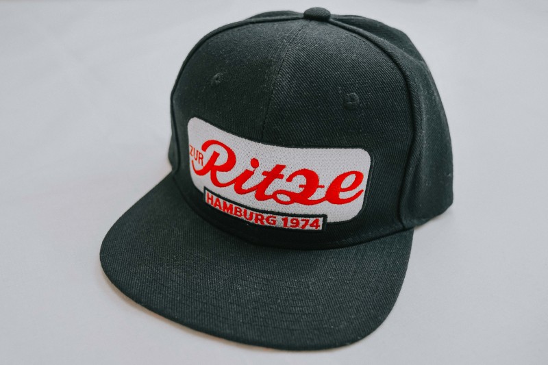 Snapback Cap im Ritze Design- schwarz - Untergrund weiß-
