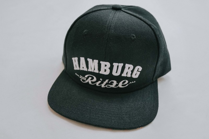 Snapback Cap im "Hamburg Zur Ritze" Design - schwarz