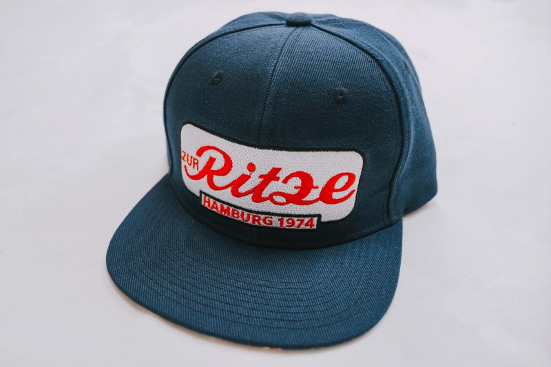 Snapback Cap im Ritze Design- navy - Untergrund weiß