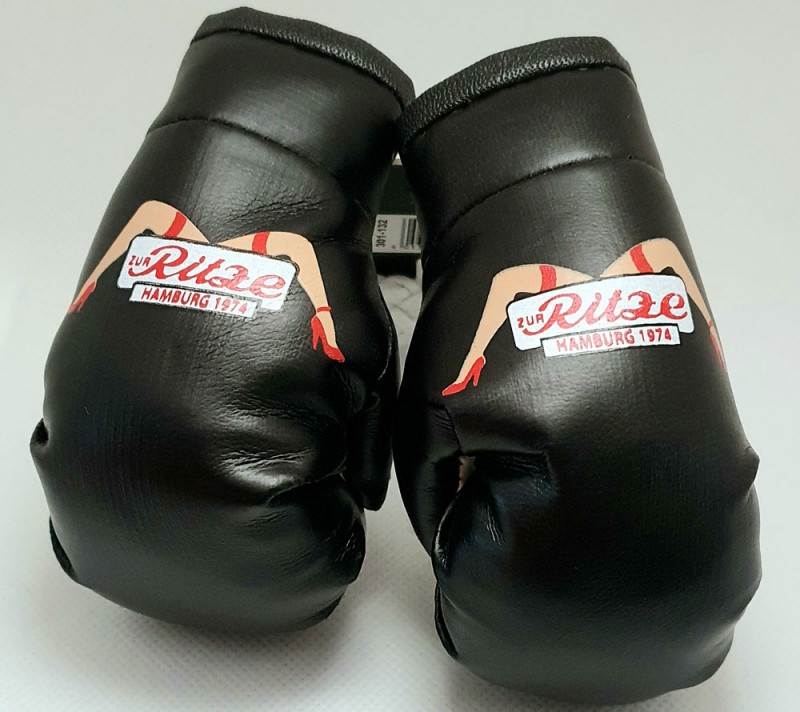 Boxhandschuh-Anhänger "Ritze Beine" Quer - groß
