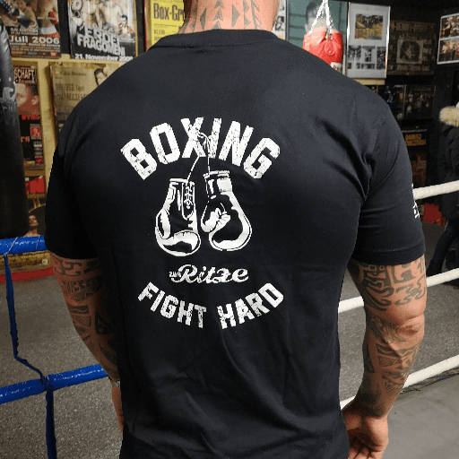 T-Shirt Fight Hard in schwarz