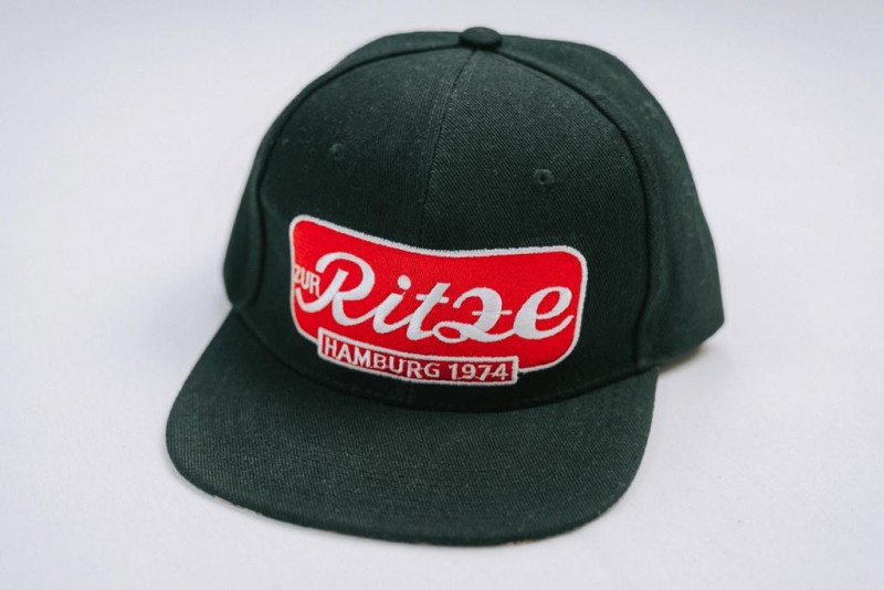 Snapback Cap im Ritze Design - schwarz - Untergrund rot