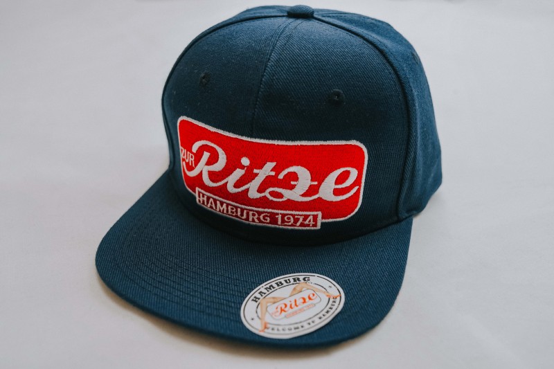 Snapback Cap im Ritze Design - navy - Untergrund rot